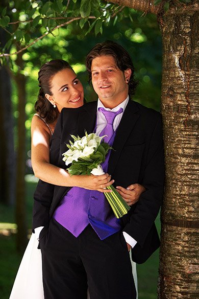 Weds couple poses in Donosti, Basque Country, Spain