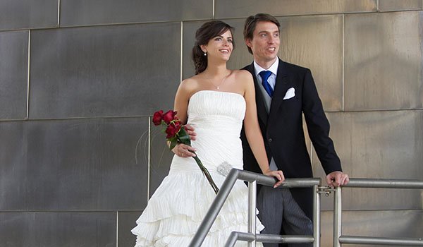 Weds couple in their photo shoots session after marrying in Bilbao, Basque Country